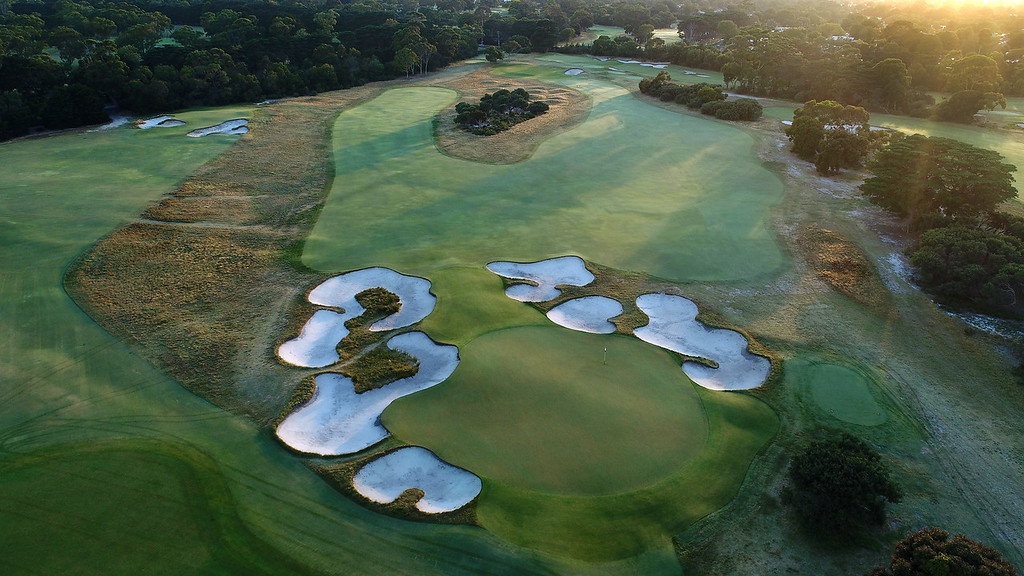 Royal Melbourne - East by Gary Lisbon